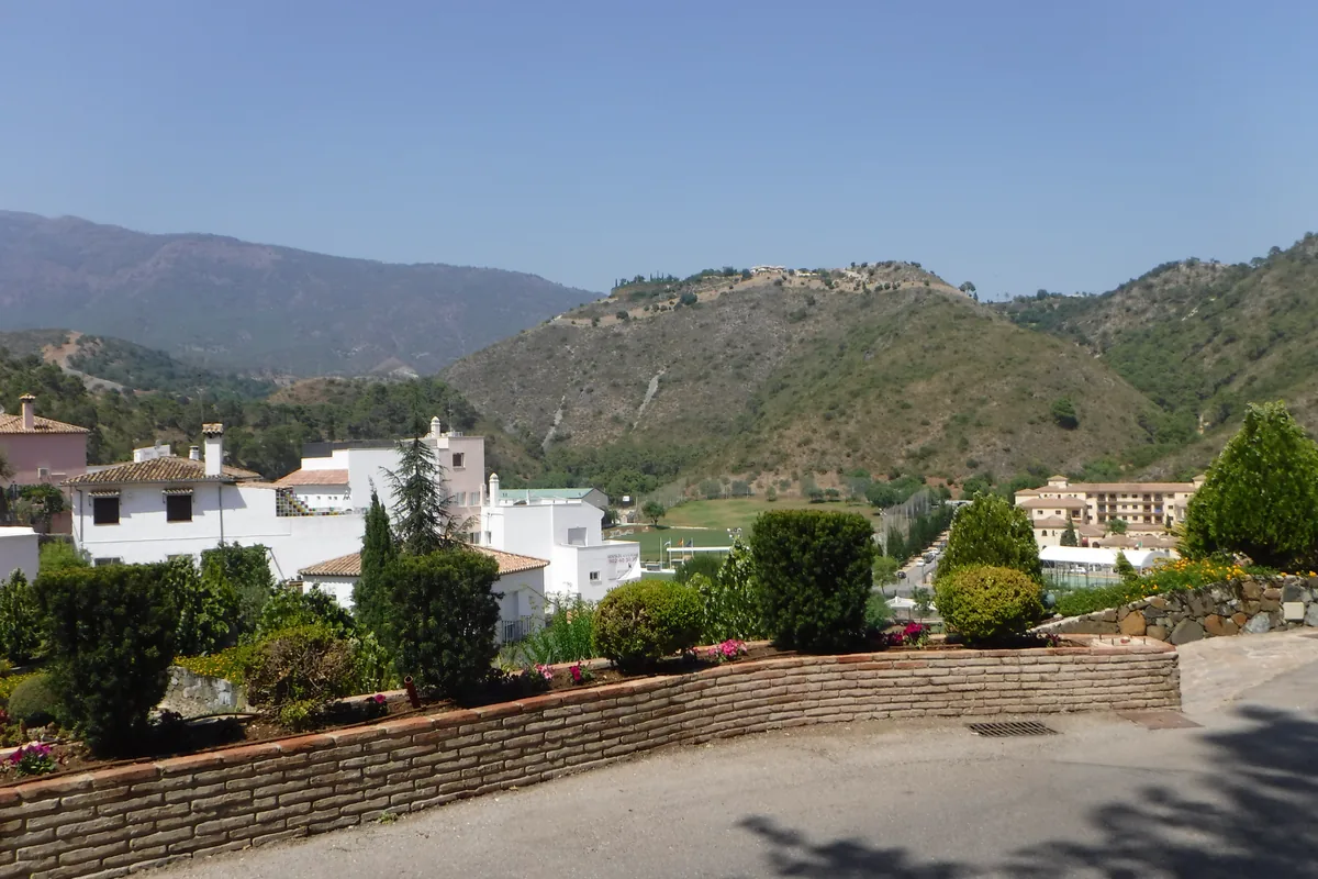 Houses and an access road on sloping ground in Benahavís, Málaga