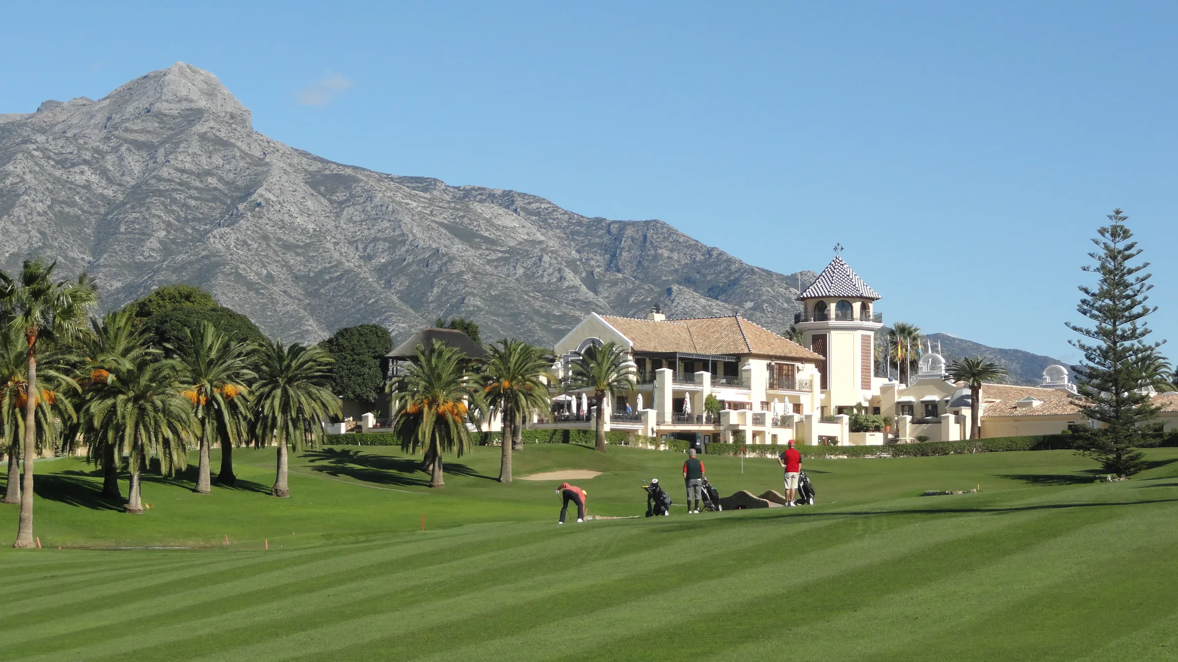 Fairway, water hazard and clubhouse at Los Naranjos Golf Club in Nueva Andalucía, Marbella
